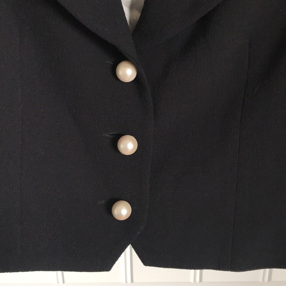 Linda Lundstrom cropped blazer with pearl accents - Picture 2 of 8